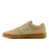 Championes New Balance Numeric 480 color beige, confeccionados en gamuza con detalles en cuero sintético. Presentan el logo N en los laterales, suela de goma color caramelo y diseño inspirado en el calzado de baloncesto clásico.
