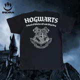 Remera negra de algodón con estampado blanco en la espalda que incluye el escudo de Hogwarts y la leyenda "Hogwarts School of Witchcraft and Wizardry".