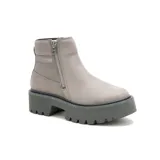 Bota tipo chelsea de Caterpillar con plataforma dentada, confeccionada en cuero liso color gris. Presenta cierre lateral metálico y logo de la marca grabado en el lateral.