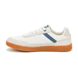Championes Caterpillar modelo Pause Retro, de diseño minimalista con estética vintage. Presentan una combinación de lona blanca y detalles en gamuza en tonos claros, con una banda lateral azul que incluye el logo de la marca. Se destacan por su suela de goma color caramelo con textura de panal y logo grabado en el lateral.