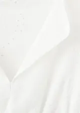 Vestido corto blanco de algodón con diseño broderie, escote en V con solapa, mangas cortas abullonadas y cintura elástica fruncida.