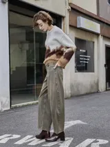 Pantalon de jean de corte wide leg en color verde oliva, con costuras frontales verticales y diseño de tiro medio.