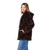 Campera de piel sintética con estampado animal print de leopardo en tonos marrones, con capucha y cierre frontal.