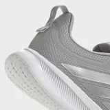Championes de running Adidas modelo Runblaze, color gris con las tres tiras laterales en plateado. Presentan un exterior de malla transpirable, mediasuela Cloudfoam para mayor amortiguación y suela Adiwear de alta durabilidad.