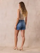 Short blanco de algodón elastizado, con pretina con pasadores, botón y cierre. Delantera con bolsillos inclinados y trasera con bolsillos simulados.