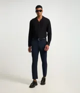 Pantalón de sastrería slim color azul marino, con cintura elástica, trabillas, cierre frontal tradicional y bolsillos.