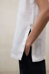 Top Sia de lino en color blanco, con cuello redondo y diseño sin mangas.