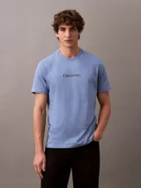 Remera de algodón con cuello redondo y manga corta, presenta un estampado gráfico tonal sutil en el pecho con el logo de la marca.