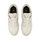 Championes New Balance Numeric 480 de estilo retro, confeccionados en una combinación de gamuza y cuero en tonos crema y blanco. Presentan el logo N en el lateral, suela de goma plana y perforaciones en la puntera para mayor ventilación.