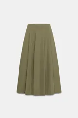Falda midi de tiro alto en color verde militar, con diseño acampanado y cintura elástica. Presenta costuras verticales que definen su estructura y cierre lateral con cremallera oculta.