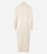 Vestido midi de punto de la marca Marfinno, con cuello alto y mangas largas. Presenta un diseño ajustado al cuerpo y tejido de punto recto.