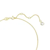 Colgante con cadena dorada y dije en forma de corazón rojo con borde dorado y cristales blancos.
