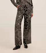 Pantalón pantalona de cintura alta marca Marfinno, confeccionado en mezcla de viscosa y lino, con estampa paisley en tonos negro y crudo, bolsillos laterales y trabillas para cinturón.