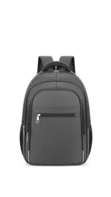 Mochila de color gris oscuro, con múltiples compartimentos con cierre, incluyendo un bolsillo frontal horizontal y bolsillos laterales de malla. Posee correas acolchadas y detalles reflectantes verticales en los bordes frontales.