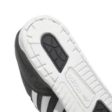 Championes Adidas Rivalry Low de estilo urbano, color negro con las icónicas tres tiras laterales en blanco y suela de goma blanca.