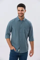 Camisa de manga larga confeccionada en mezcla de lino y algodón, con cuello clásico, cierre frontal de botones y bolsillo ojal en el pecho.