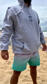 Hoodie de algodón con capucha y estampado de hojas en la espalda. Diseño de calce estándar.