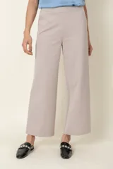 Pantalón italiano de corte ancho color beige, de algodón y elastano, modelo elastizado con bolsillos laterales.