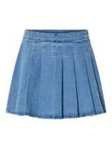 Minifalda de denim azul claro con pliegues anchos tipo tabla en la parte delantera y cintura alta.