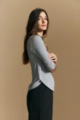 Remera de tejido acanalado (rib) color blanco, con escote cuadrado y mangas tres cuartos, de ajuste entallado al cuerpo.