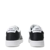 Championes New Balance modelo 080, color negro con detalles en blanco, con logo "N" en los laterales y suela blanca.