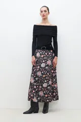 Remera negra de manga larga con escote bardot.