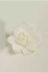 Broche con forma de dos flores superpuestas, color rosa pálido.