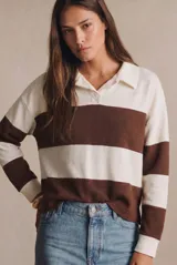 Sweater de punto con diseño de rayas horizontales anchas en color marrón y crema, cuello tipo polo con solapa y mangas largas.
