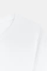 Camiseta de corte slim fit y color blanco, con cuello redondo y mangas cortas de diseño clásico.