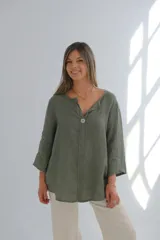 Blusa verde oliva de lino con cuello en V, manga tres cuartos y cierre frontal con un botón.