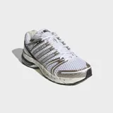 Championes Adidas Adistar Control 5 de estilo urbano y running retro, color blanco con revestimientos metálicos en tonos plateados y detalles negros.