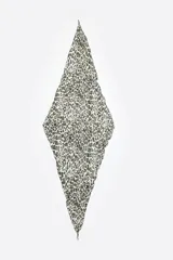 Pañuelo de tela fina con estampado animal print en tonos marrones.