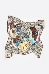 Pañuelo cuadrado de poliéster reciclado con un diseño estampado de diversos animales dentro de una forma de corazón sobre fondo de animal print, y bordes en tonos marrones, verdes y azules.