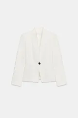 Blazer color marfil, entallada en la cintura, con cuello sin solapa, manga larga con hombreras, bolsillos delanteros con solapa y cierre frontal de un botón.