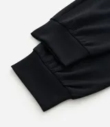 Pantalón deportivo tipo jogger de Ashua, con cintura elástica ajustable, bolsillos laterales y puños ajustados en los tobillos.