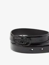 Cinturón fino de mujer confeccionado en cuero vacuno negro, con hebilla Oval D icónica decorada con cristales negros.