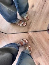 Sandalias con estampado de reptil, confeccionadas 100% en cuero, con plantilla de cuero y hebillas doradas.