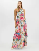 Vestido largo de chifón con estampado floral multicolor. Presenta cuello halter con plisado en el pecho, cintura drapeada y falda amplia con capas asimétricas que aportan movimiento. Incluye forro interior y cierre invisible en la espalda.