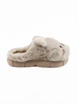 Pantuflas de peluche color tostado con diseño de cara de koala, orejas sobresalientes y suela de goma.