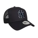 Gorra New Era 9Forty Trucker de los New York Yankees, color negro con logo bordado en blanco. Cuenta con visera curva, paneles frontales rígidos y paneles traseros de malla. Ajustable con cierre snapback.