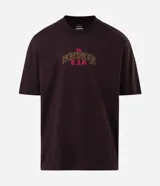 Remera de algodón con cuello redondo y mangas cortas. Presenta una estampa en la espalda que muestra el rostro de The Notorious B.I.G. con una corona, junto con una firma en la parte inferior.