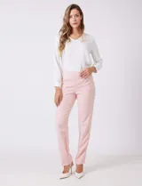 Pantalón sastrero de corte slim, color blanco, con pretina anatómica y panel interno modelador. Presenta bolsillos laterales tipo ojal, bolsillos traseros simulados y nervadura vertical marcada en el frente.