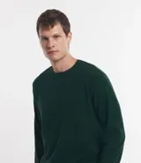 Pijama largo de hombre confeccionado en fleece texturizado color verde oscuro, compuesto por remera de manga larga con cuello redondo y pantalón jogger con cintura elástica, cordón de ajuste y bolsillos laterales.