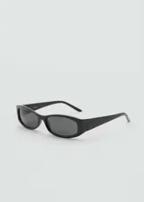Gafas de sol de diseño rectangular y armazón de pasta color negro con cristales oscuros.