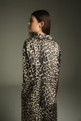 Camisa de satén con estampado animal print de leopardo, de corte holgado, con cuello solapa y cierre frontal de botones.