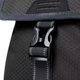 Bolso bandolera unisex Caterpillar Ajo Peak Sling Bag, color negro con diseño texturizado, correa cruzada ajustable, bolsillo frontal con solapa y cierre de hebilla, y detalles reflectantes con el logotipo de la marca.