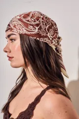 Bandana color marrón con estampado de estilo paisley y motivos florales en color blanco.