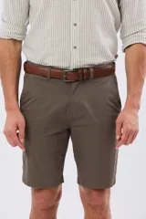 Bermuda clásica azul marino confeccionada en gabardina liviana de algodón con elastano, de corte recto y diseño liso.