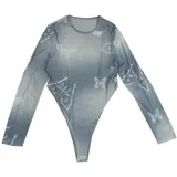 Body de manga larga con cuello redondo, confeccionado en tejido de malla semitransparente con estampado de mariposas en tonos grises y blancos.