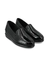 Slip-on de cuero charol negro con suela anatómica de goma y talón curvado.